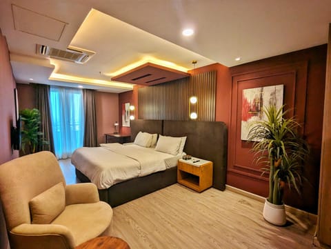 Bed, TV and multimedia, Living room, Photo of the whole room, Seating area, Bedroom, air conditioner