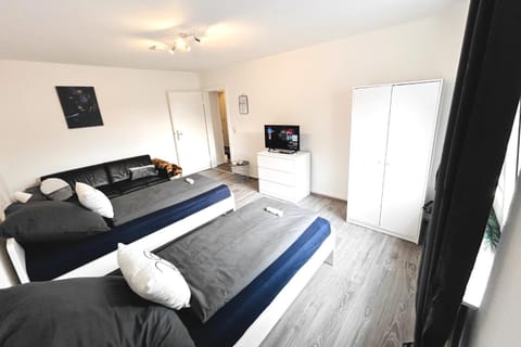 Bed, TV and multimedia, Photo of the whole room, Bedroom