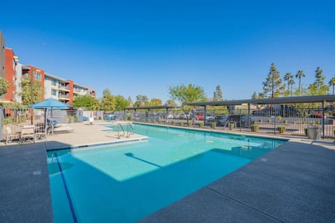 Chic,2BD,Pool,Gym,Parking,WD,Sleeps8 Apartment in Tempe