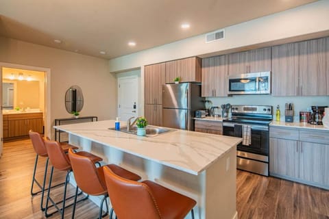 Chic,2BD,Pool,Gym,Parking,WD,Sleeps8 Apartment in Tempe