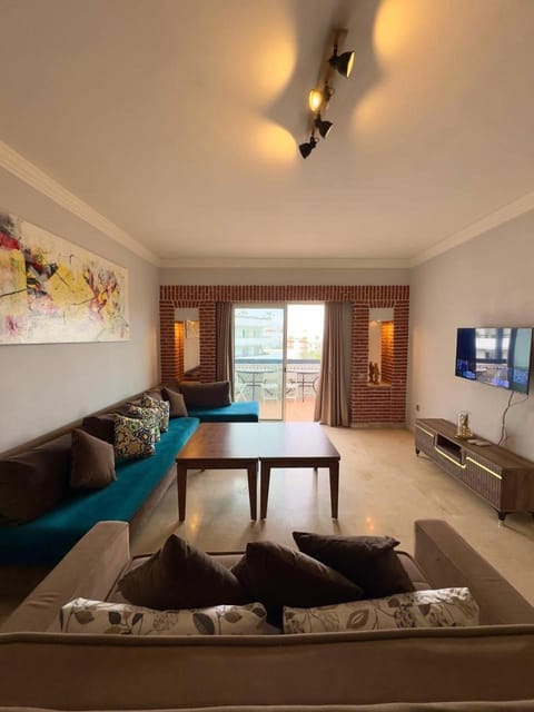 Communal lounge/ TV room, Bed, TV and multimedia, Living room, Photo of the whole room, Seating area, Evening entertainment, Bedroom, fireplace