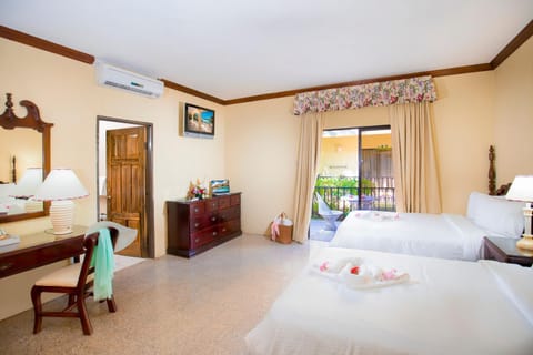 Bed, Photo of the whole room, Seating area, Bedroom, air conditioner