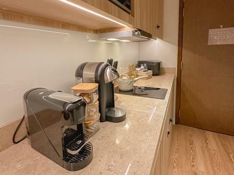 Kitchen or kitchenette, minibar