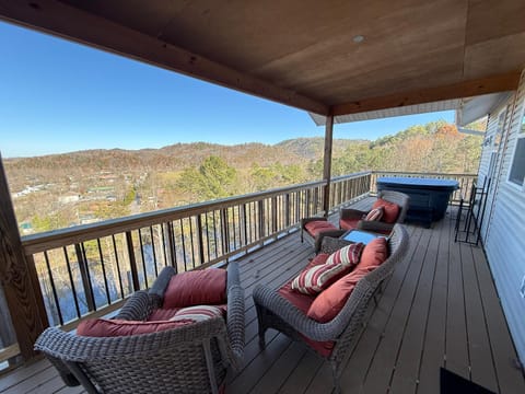 Wolfpack II Spacious Cabin with Game Room Theater Hot Tub Lake Views and Firepit House in Sevierville