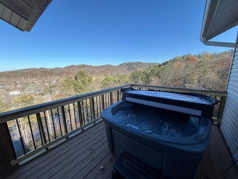 Wolfpack II Spacious Cabin with Game Room Theater Hot Tub Lake Views and Firepit House in Sevierville