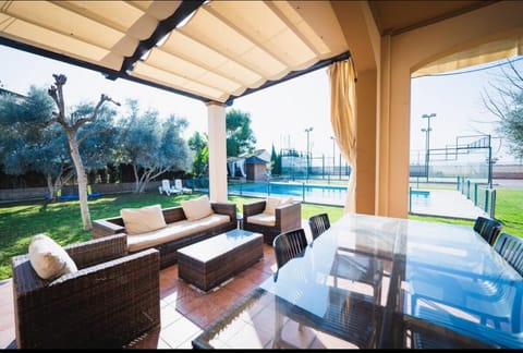 Precioso chalet con piscina y pista de padel Villa in Seville