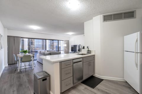 Downtown Honolulu Skyview - 1Bed&Den- Free Parking Apartment in Honolulu