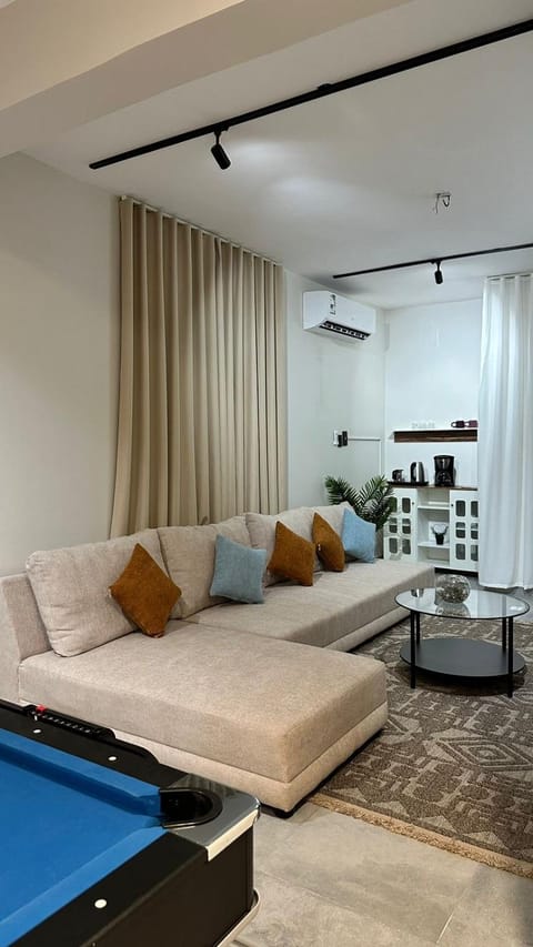 شقة بصالة أنيقه Apartment in Al Khobar