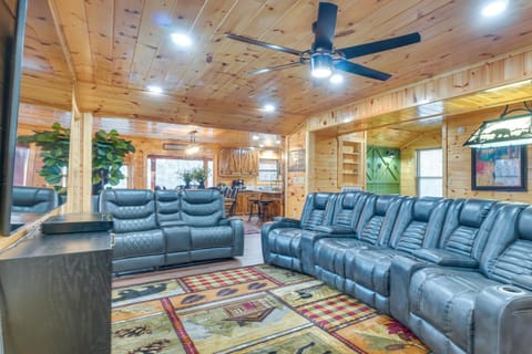 Hot Tub and Pool Table Spacious Sevierville Cabin! House in Pigeon Forge