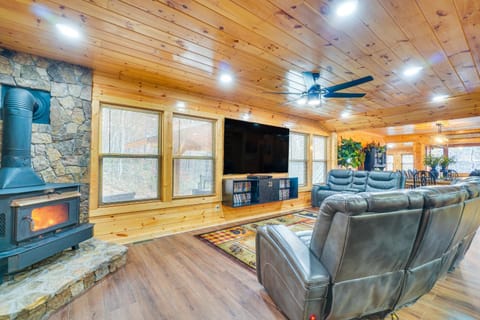 Hot Tub and Pool Table Spacious Sevierville Cabin! House in Pigeon Forge