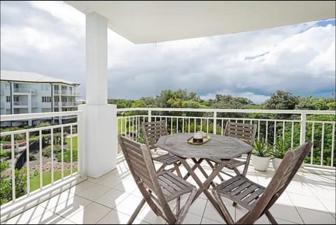 Day, Natural landscape, Balcony/Terrace, Dining area