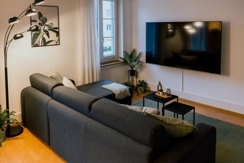 TV and multimedia, Living room, Seating area, Evening entertainment