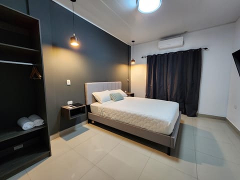 Bed, TV and multimedia, Photo of the whole room, Bedroom, air conditioner