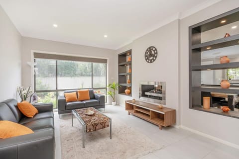 Serene 3-Bedroom Oasis with Pool & Lush Garden Casa in Molonglo Valley