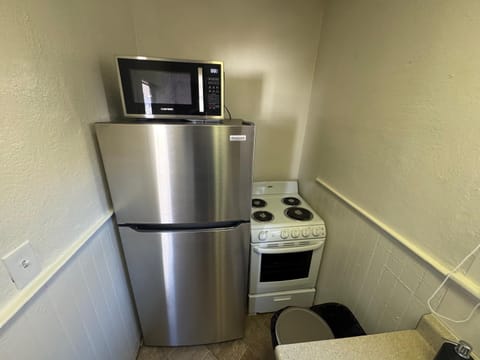 Kitchen or kitchenette, microwave, oven, stove