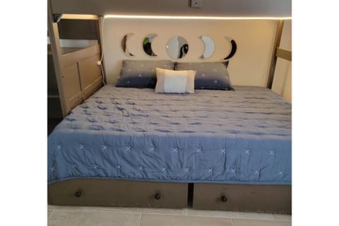 Bedroom, bunk bed