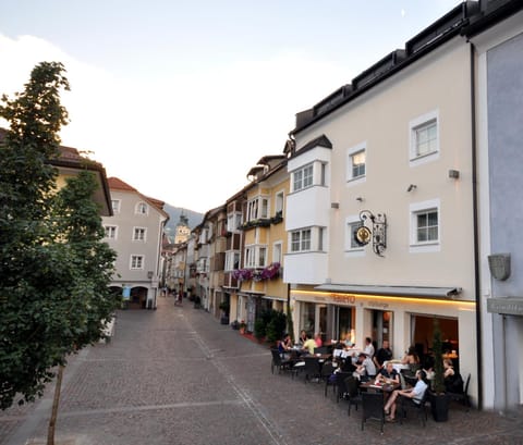 Patio, Neighbourhood, group of guests