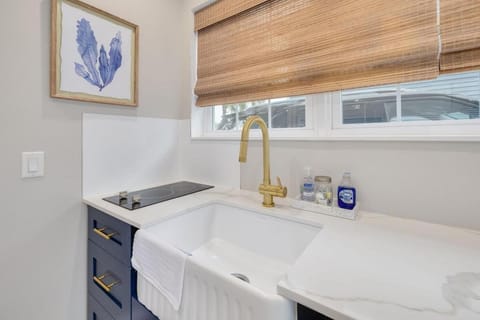 Cozy Tiny Home with Pool - "Sandy" Casa in Dunedin