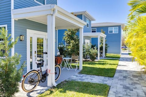 Cozy Tiny Home with Pool - "Sandy" Casa in Dunedin