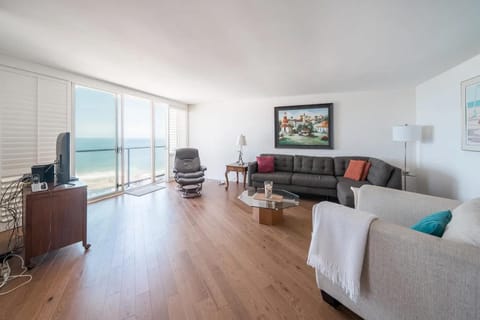 Waterfront Condo Unmatched Views and Prime Location House in La Jolla