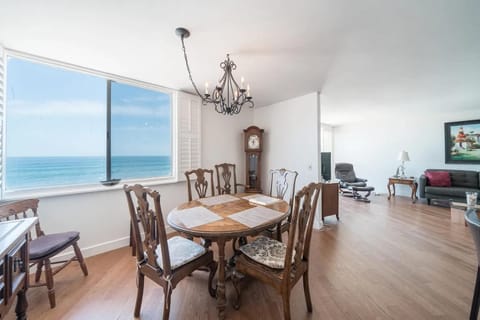 Waterfront Condo Unmatched Views and Prime Location House in La Jolla