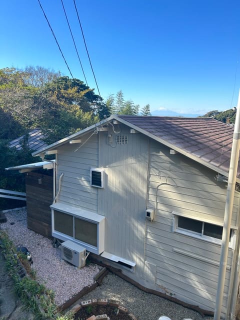 富士山と海を望む高台のヴィンテージリノベ戸建て House in Yokosuka