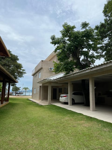 Casa na Beira do Mar Governador Celso Ramos House in Florianopolis