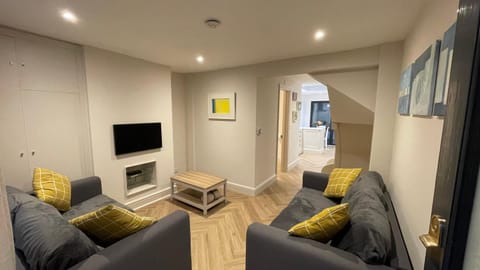 Lovely and Newly Refurbished 2BD Home Maze Hill Apartment in London Borough of Lewisham