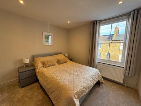 Lovely and Newly Refurbished 2BD Home Maze Hill Apartment in London Borough of Lewisham