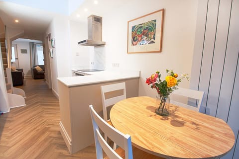 Lovely and Newly Refurbished 2BD Home Maze Hill Apartment in London Borough of Lewisham