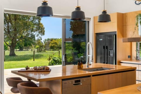 Kitchen or kitchenette, Garden view