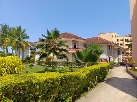 Property building, Day, Garden, Garden view