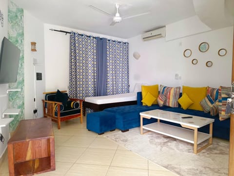 Bed, TV and multimedia, Living room, Photo of the whole room, Seating area, air conditioner