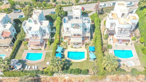 Property building, Day, Bird's eye view, Pool view, Swimming pool, Location, sunbed