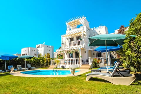 Property building, Day, Pool view, Swimming pool, sunbed