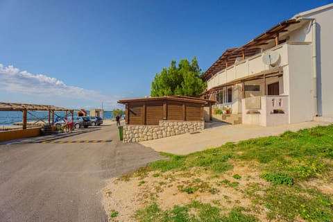 Property building, Restaurant/places to eat, Day, Sea view