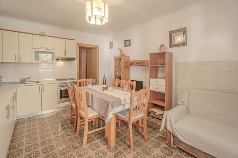 Kitchen or kitchenette, Seating area, Dining area, oven, stove