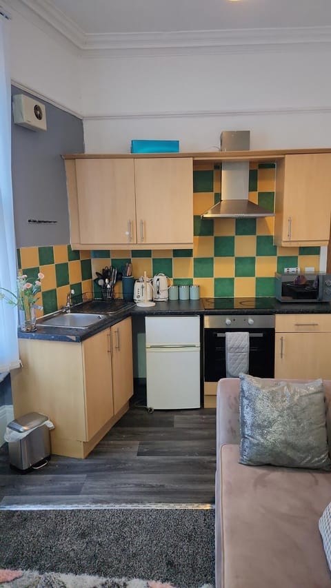 Kitchen or kitchenette, Seating area, oven, stove