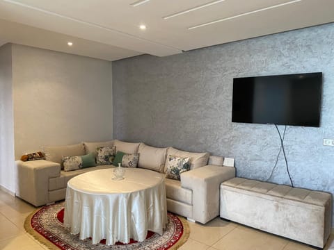 TV and multimedia, Living room, Seating area, Evening entertainment