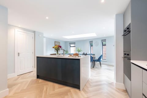 Stylish 5 Bedroom 4 Bathroom Townhouse House in Cheltenham