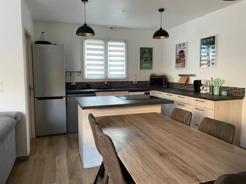 Kitchen or kitchenette, Dining area