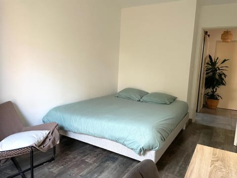 Photo of the whole room, Bedroom