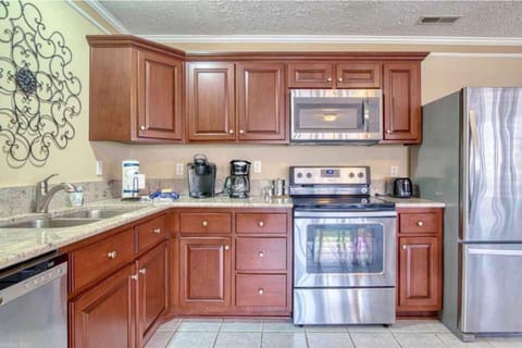 Coffee/tea facilities, dishwasher, oven, stove, toaster