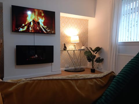 TV and multimedia, Living room, Seating area, Evening entertainment