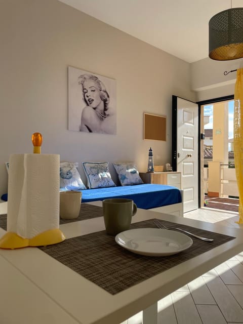 Kitchen or kitchenette, Dining area, Breakfast