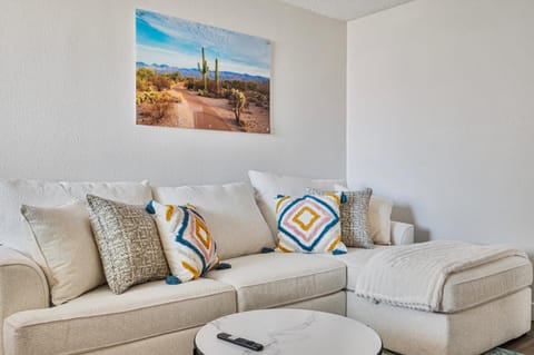 2B1B Stylish Haven - Pool and Parking Apartment in Tempe