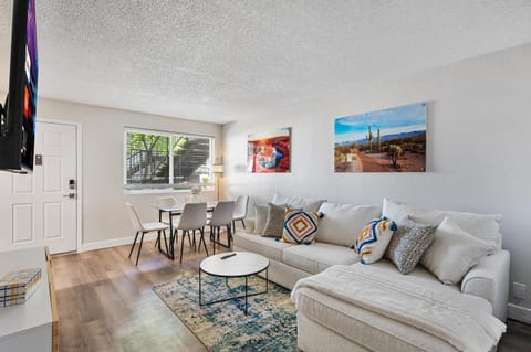 2B1B Stylish Haven - Pool and Parking Apartment in Tempe