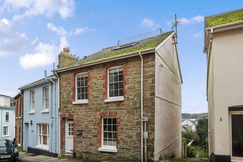 Property building, Day, Neighbourhood, Street view, Location