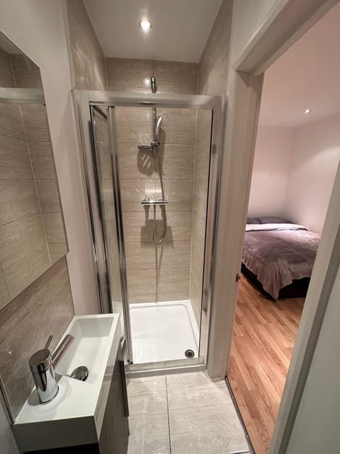 Bangkok Peaceful En-suite 30 min central London Vacation rental in Edgware