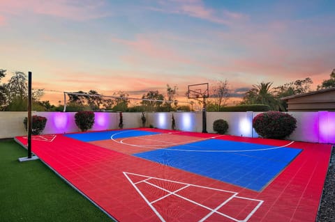 6 BR w Sport Court Pool Playground Hot Tub Arcade House in Scottsdale